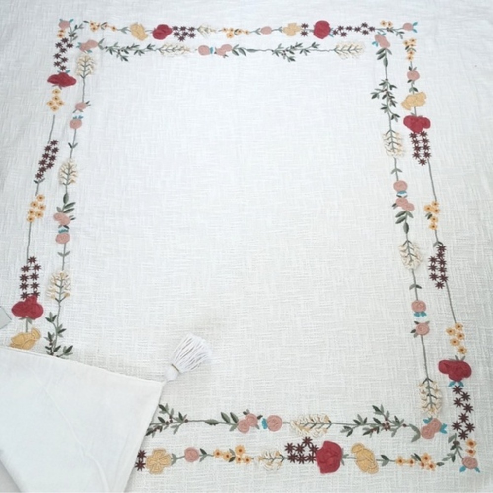 Bee & Willow White Throw Blanket
Floral Embroidered Throw